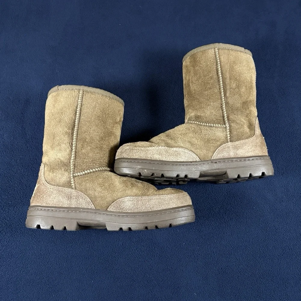 VTG UGG Size 7 Brown Suede Ultra Short #5225 Sheepskin Lined Rubber Sole Boots